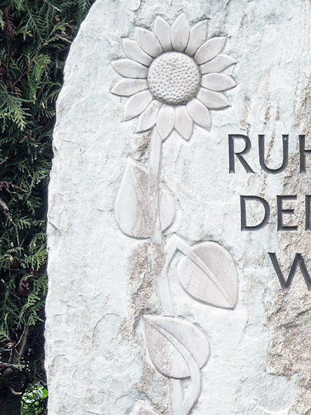 felsen_sonnenblume_grabmal_detail