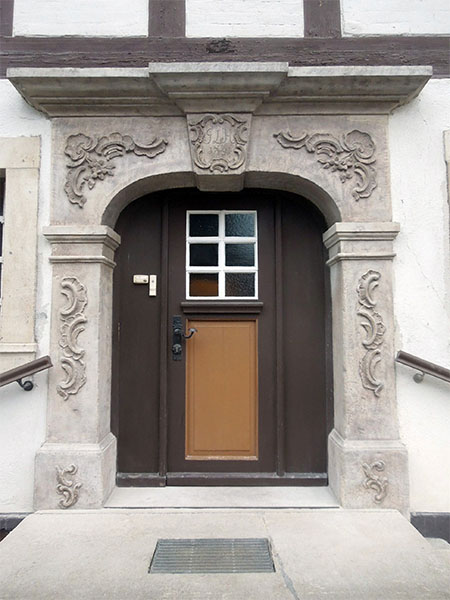 Restauriertes Portal aus Naturstein in der Nähe von Zittau